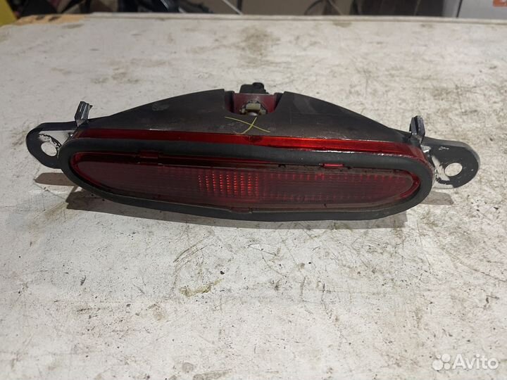 Фонарь крышки багажника додж стратус 2001+