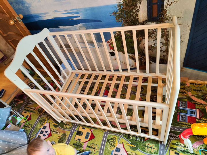 Детская кроватка с маятником