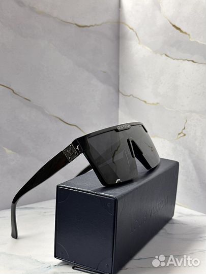 Солнцезащитные очки Louis Vuitton