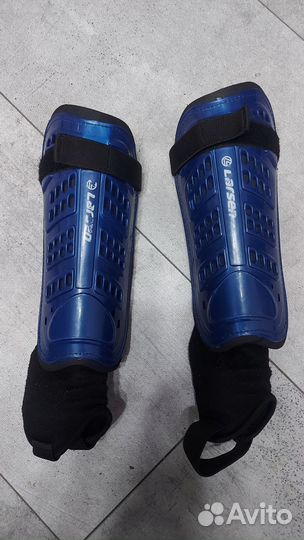 Щитки футбольные larsen