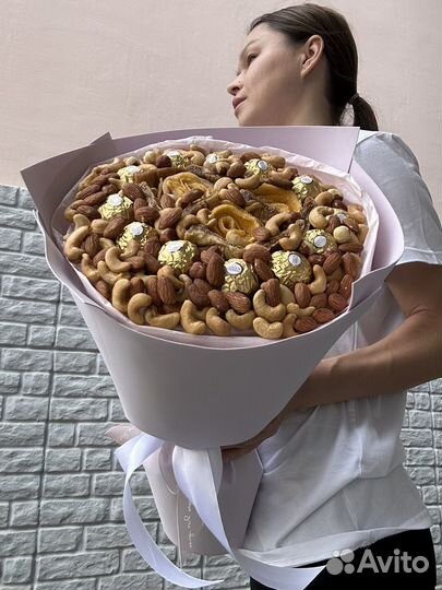 Букет с конфетами и манго