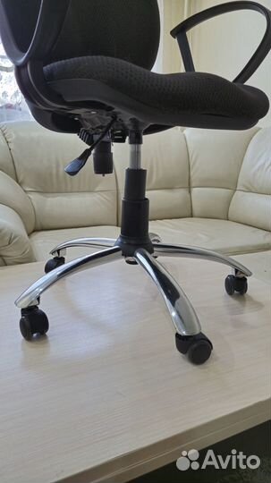 Стул офисный на колесах