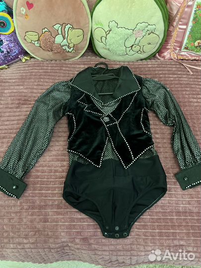 Костюм для выступелений по фигурному катанию