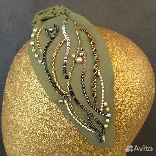 Оливковый вышитый ободок с узлом