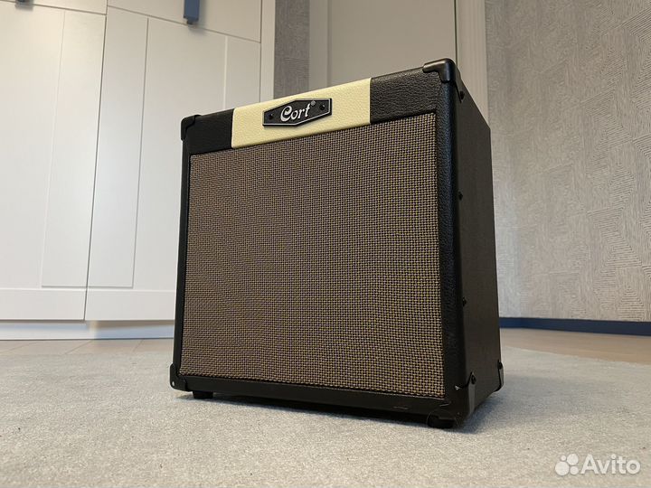 Гитарный комбоусилитель, черный, 15Вт, Cort CM15