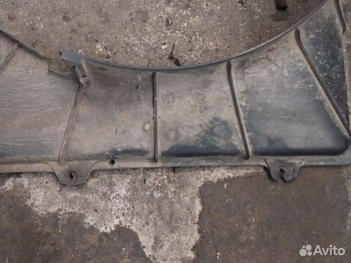 Диффузор радиатора Mitsubishi Pajero 2