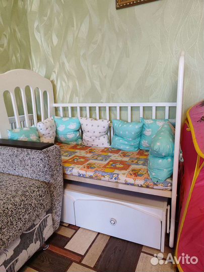 Детская кроватка с маятником