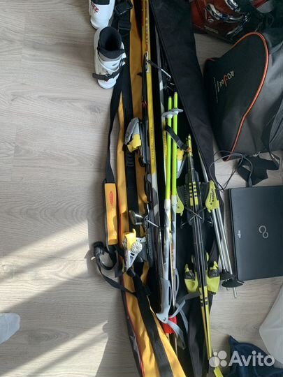 Лыжные ботинки и лыжи