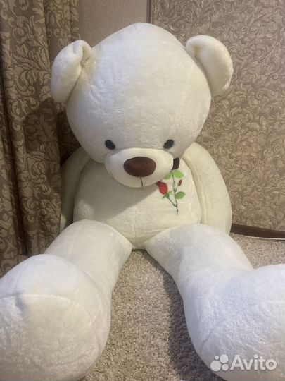 Большой плюшевый медведь