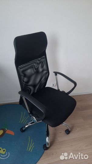 Стул офисный hoff и стол IKEA черного цвета