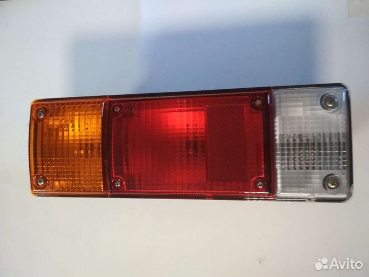 Задний левый фонарь Nissan NP300