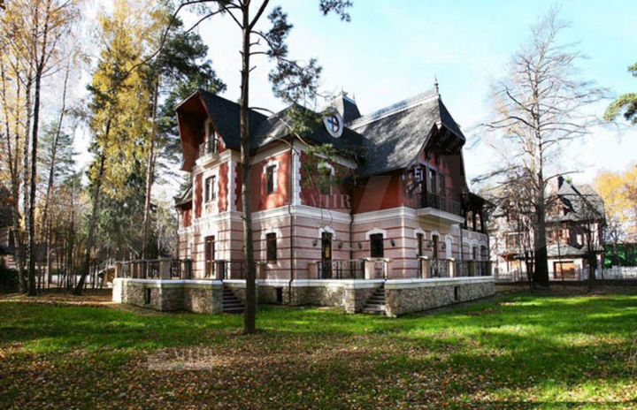 Дом 702 м² на участке 24 сот.