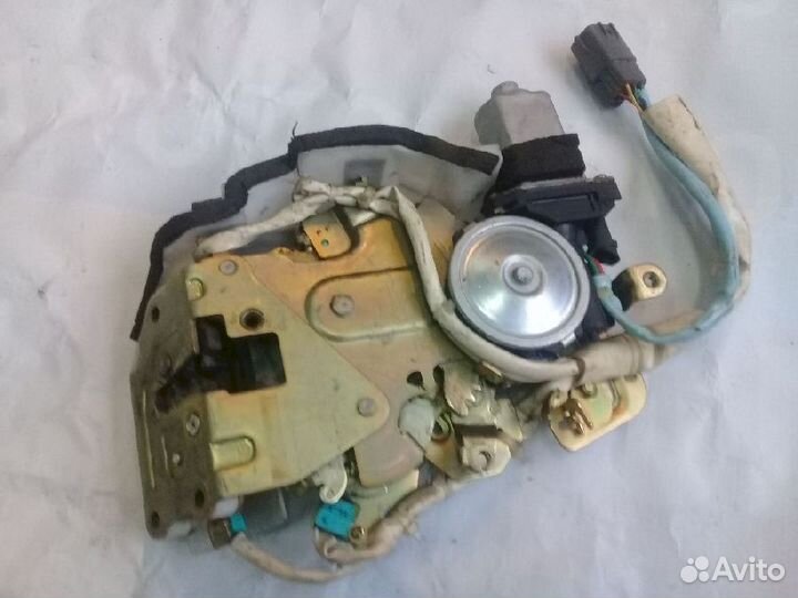 Замок двери с доводчиком задний левый Toyota Estim