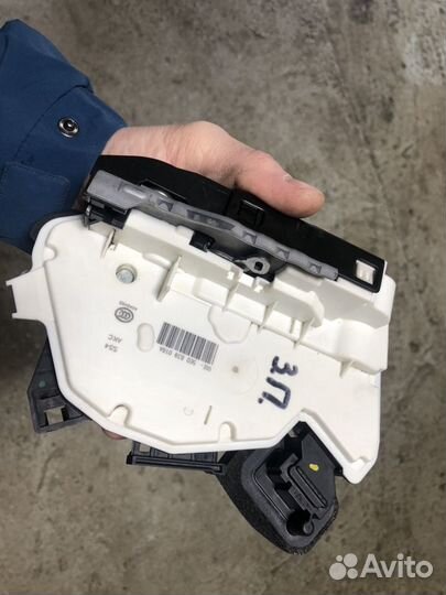 Замок задней правой двери Skoda Rapid