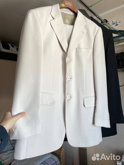 Костюм светлого серого цвета