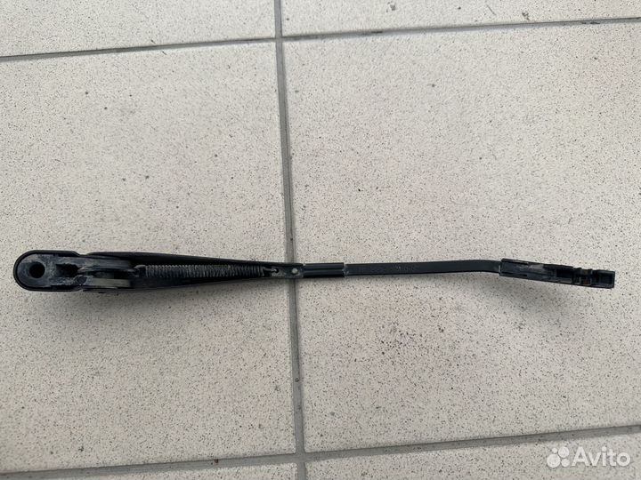 Поводок заднего стеклоочистителя Шевроле Нива