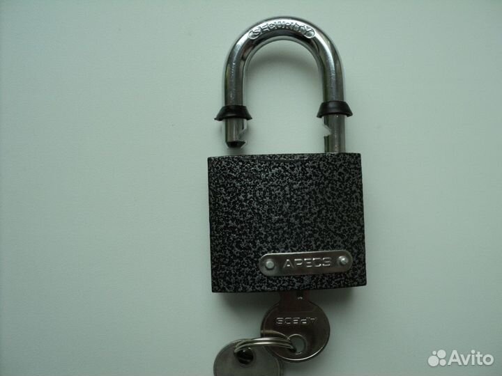 Замок навесной, петли дверные, глазок дверной