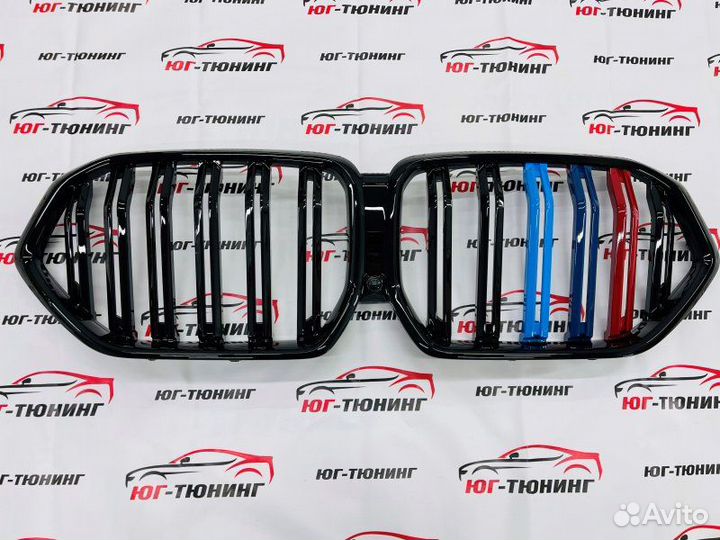 Решетка на BMW Х6 G06 в стиле Х6М с триколором