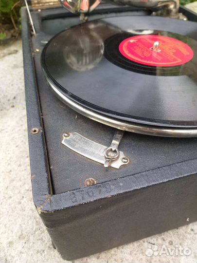 Старинный патефон
