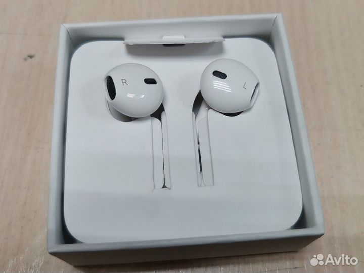 Наушники EarPods Lightning с микрофоном