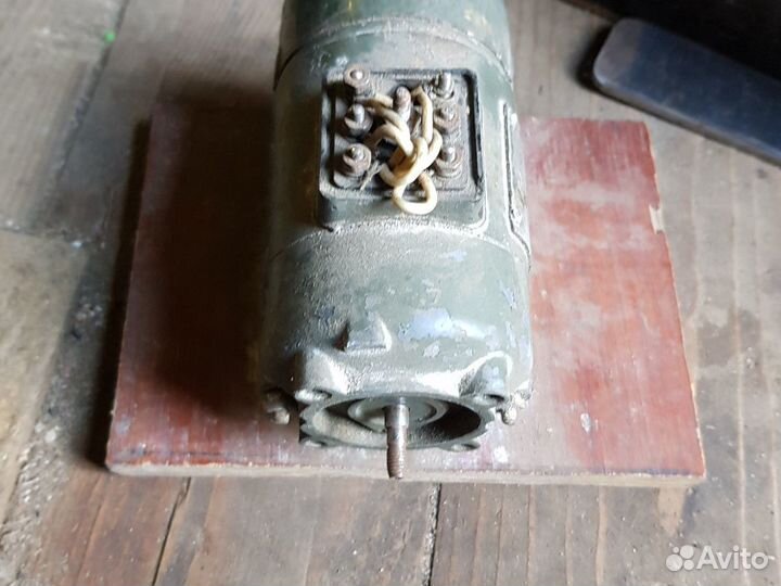 Трансформаторы, конденсаторы, двигатель