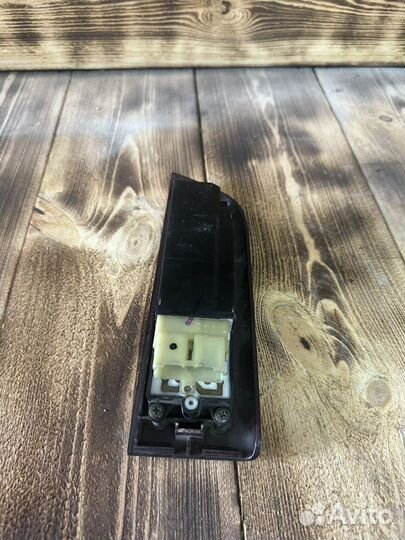 Блок управление стелоподьемниками corolla e90