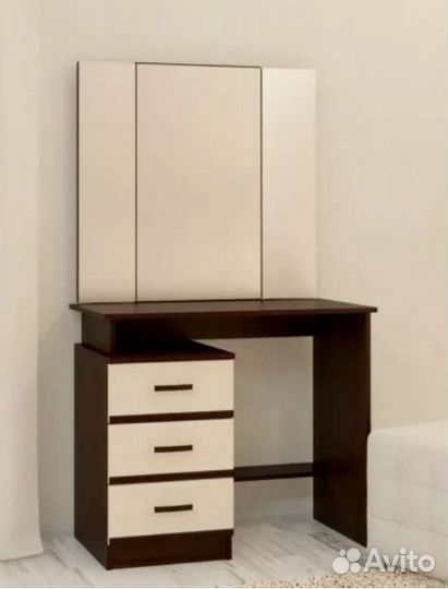 Туалетный столик с зеркалом