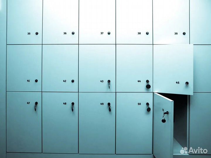 Трехсекционные шкафчики для раздевалки белые