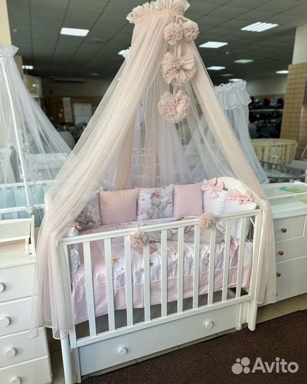 Детская кроватка с маятником и ящиком