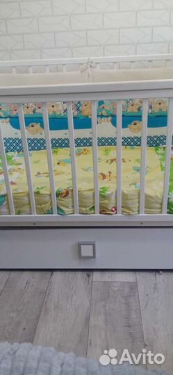 Детская кроватка с маятником и ящиком