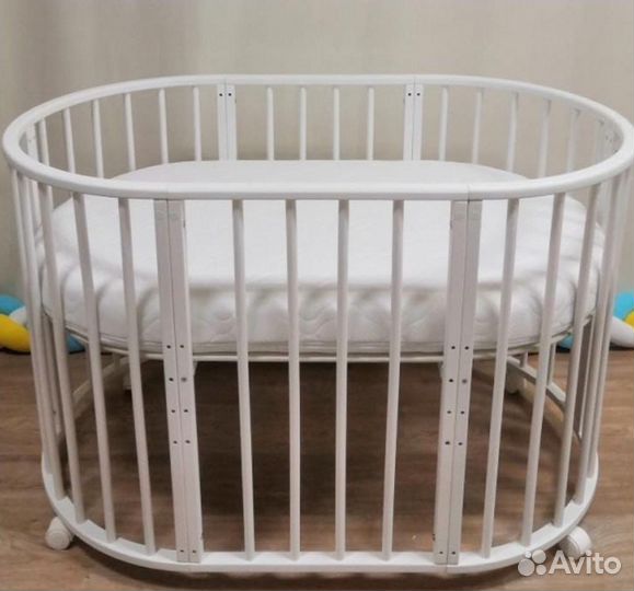 Кроватка детская с маятником