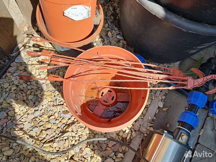 Горшки для растений и бамбуковые палки