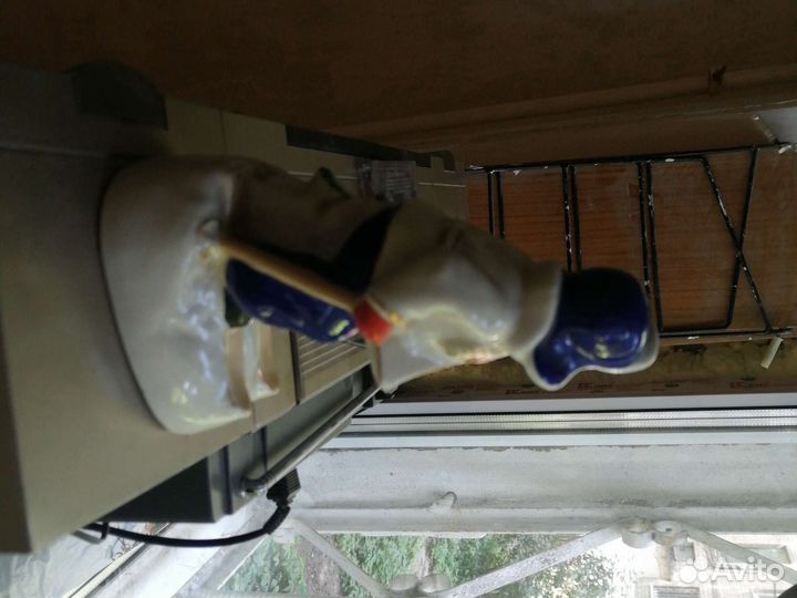 Фарфоровые статуэтка Мальчик на лыжах