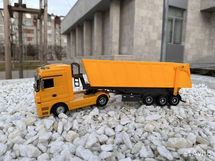 Игрушка фура на радиоуправлении