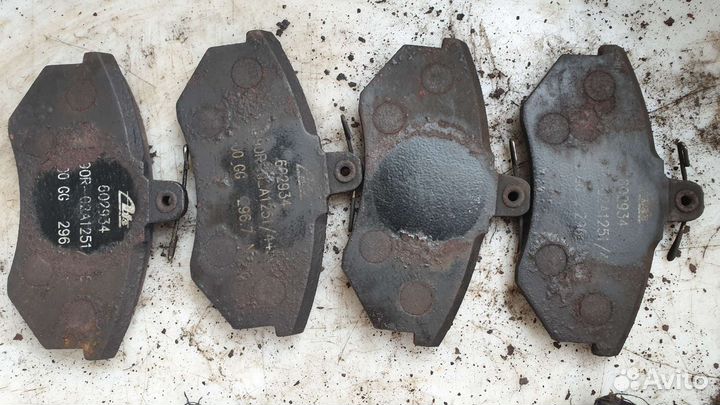 Комплект передних тормозов Audi 80 B3