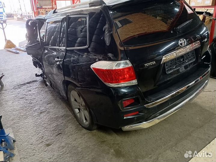 Автомобиль в разборе Toyota Highlander 2013 года