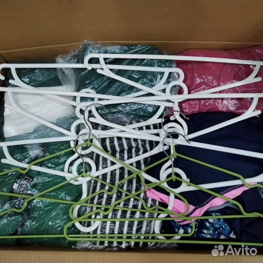 Коробка с б/у женскими вещами