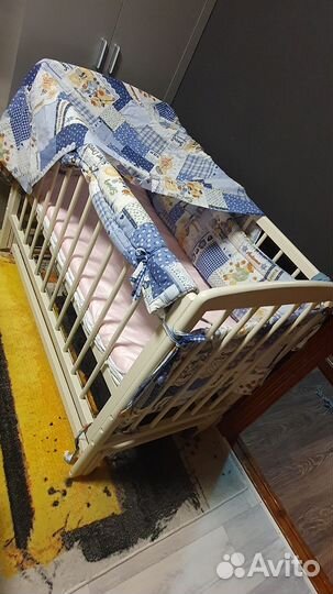 Детская кроватка с маятником