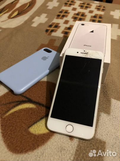 Телефон iPhone 8