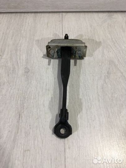 Ограничитель двери chevrolet cruze 1.8 мт седан