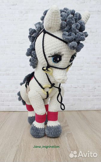 Конь плюшевый