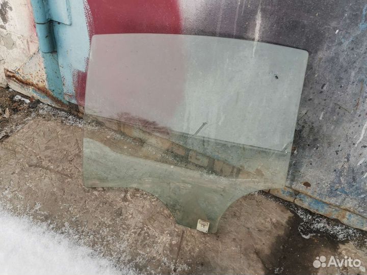 Стекло двери заднее левое Mazda 3 BL