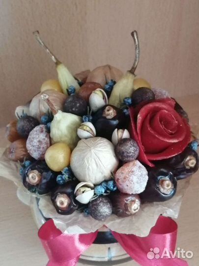 Съедобный букет из орехов и сухофруктов