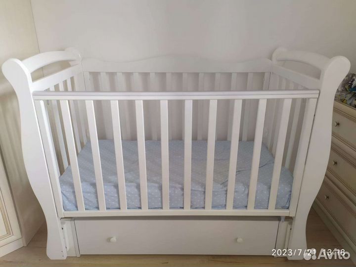 Детская кроватка с продольным маятником и ящиком