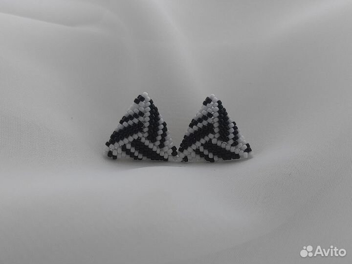 Серьги - гвоздики из бисера