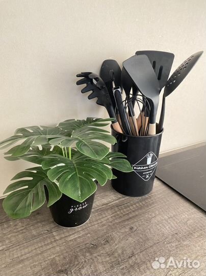 Искусственные цветы в горшках для декора