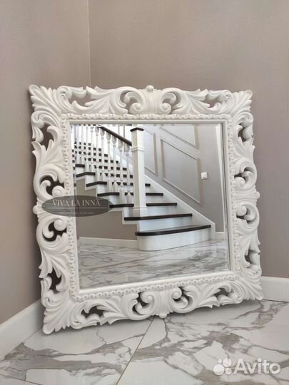 Зеркало в резной раме