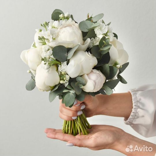 Круглый букет невесты с белыми пионами