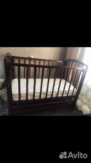 Детская кроватка с маятником