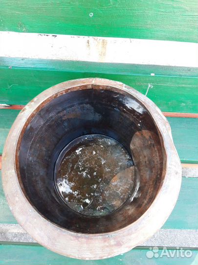 Большой старинный медный чан, котел, чугунок